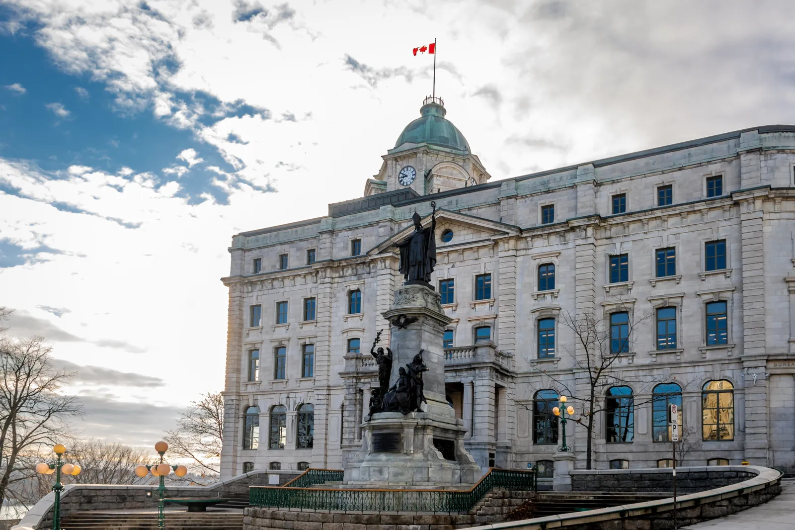 Édifice institutionnel en pierre, ville de Québec